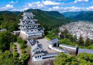 Die Region Chubu, im Zentrum Japans gelegen, ist der perfekte Ort, um Geschichte und Kultur zu genießen und neue Reize des Landes zu entdecken. Reisen Sie mit Mietwagen und öffentlichen Verkehrsmitteln ganz in Ihrem eigenen Tempo.