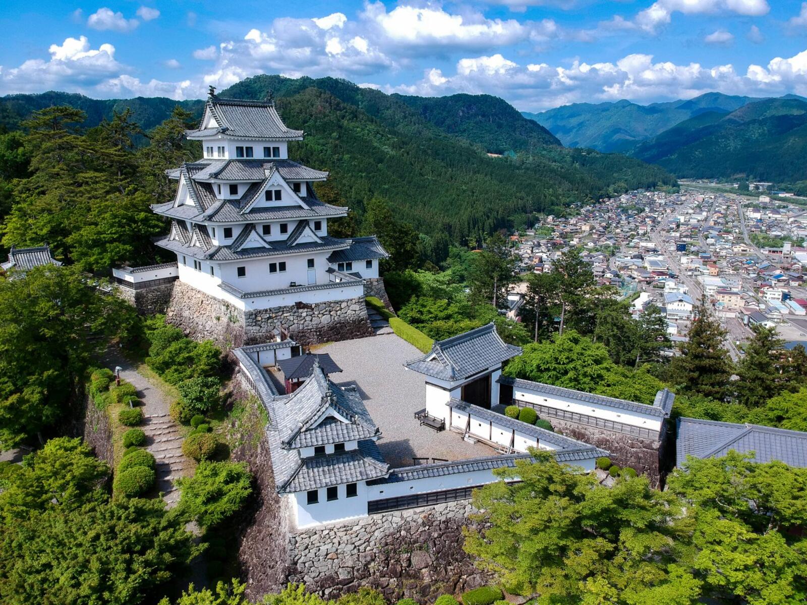 Die Region Chubu, im Zentrum Japans gelegen, ist der perfekte Ort, um Geschichte und Kultur zu genießen und neue Reize des Landes zu entdecken. Reisen Sie mit Mietwagen und öffentlichen Verkehrsmitteln ganz in Ihrem eigenen Tempo.