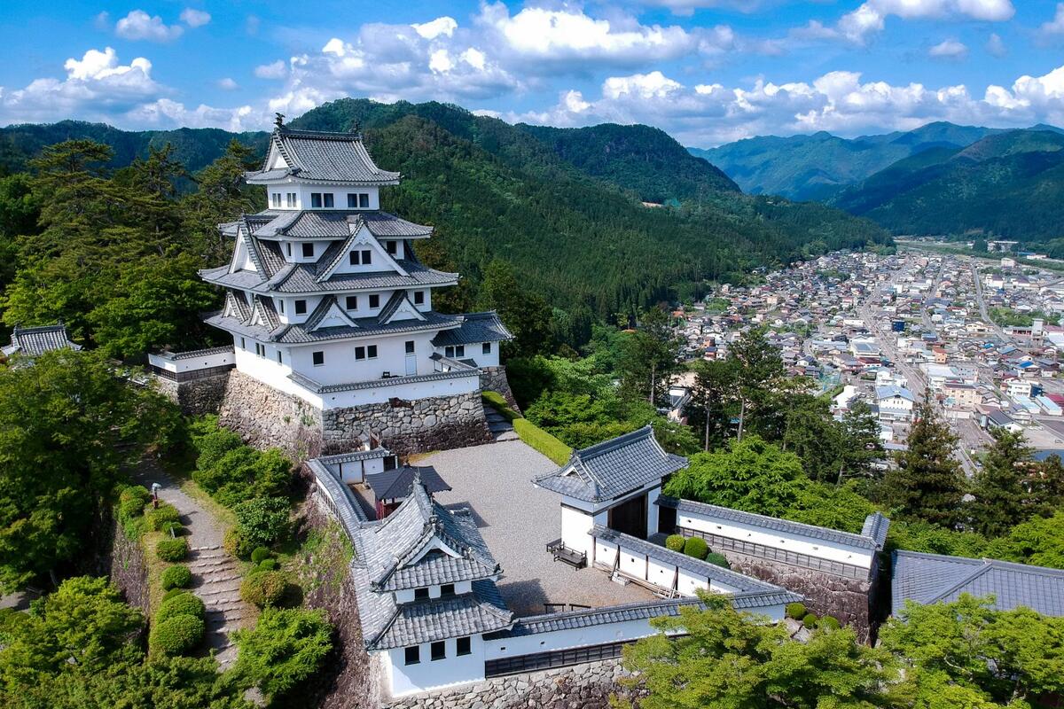 Die Region Chubu, im Zentrum Japans gelegen, ist der perfekte Ort, um Geschichte und Kultur zu genießen und neue Reize des Landes zu entdecken. Reisen Sie mit Mietwagen und öffentlichen Verkehrsmitteln ganz in Ihrem eigenen Tempo.